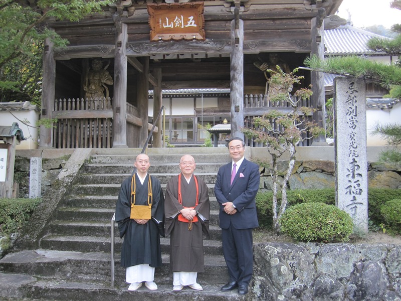 飯泉嘉門県知事 当寺美術館を見学